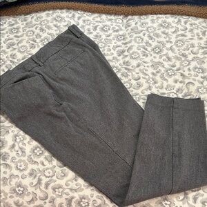 a new day
Stretch capri pants
Charcoal-colored stretchy capri pants